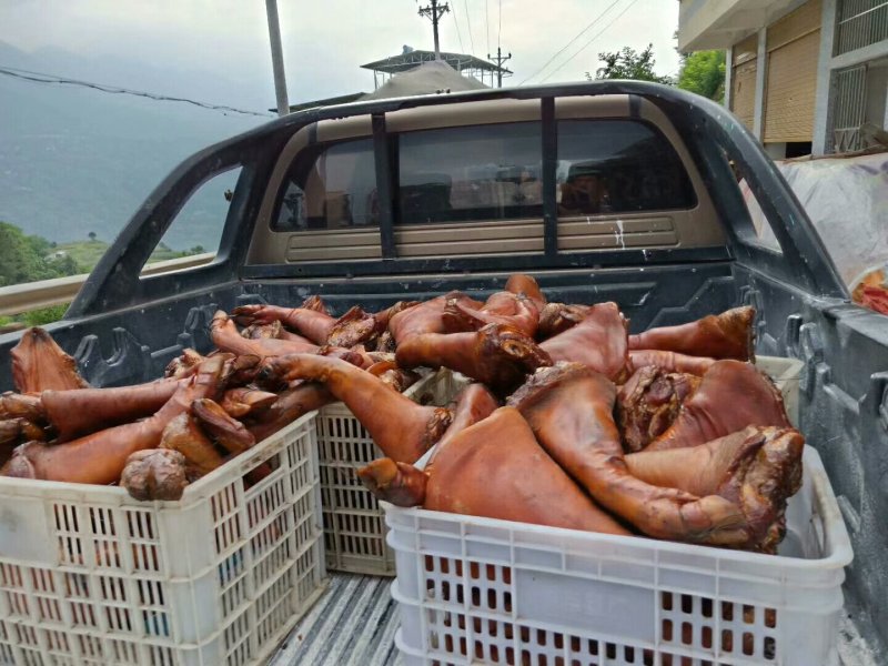 腊猪蹄，排骨