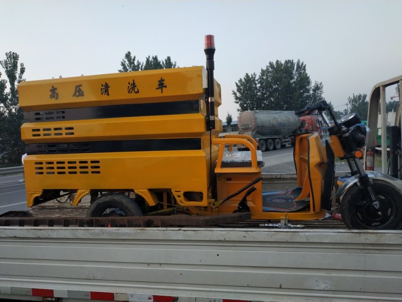 厂家直销电动三轮洒水车，柴油三轮洒水车，汽车底盘洒水车。