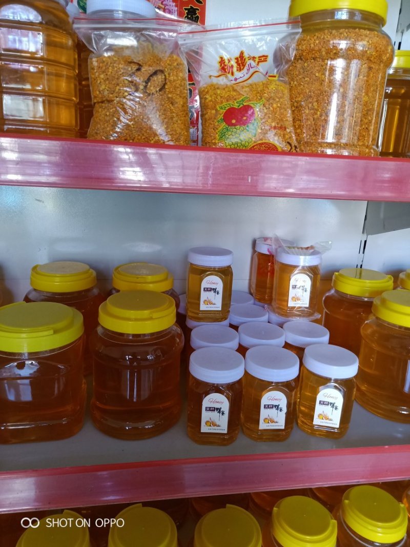 新疆伊犁库尔德宁大草原高加索黑蜂蜂蜜