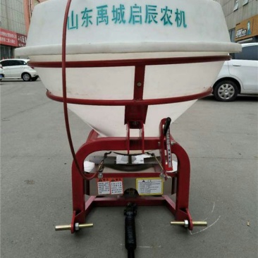 颗粒肥撒肥机，塑料桶撒肥机18-100马力带的搅拌撒肥