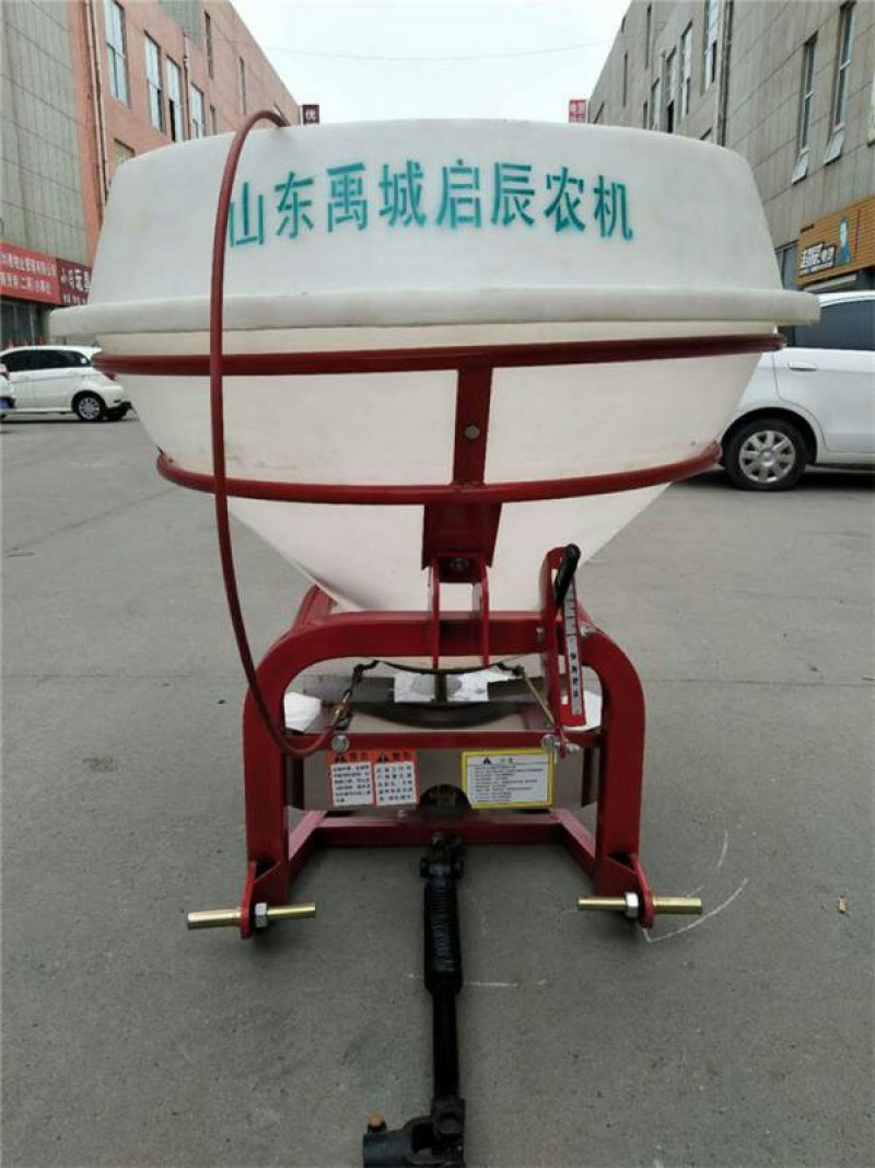 颗粒肥撒肥机，塑料桶撒肥机18-100马力带的搅拌撒肥