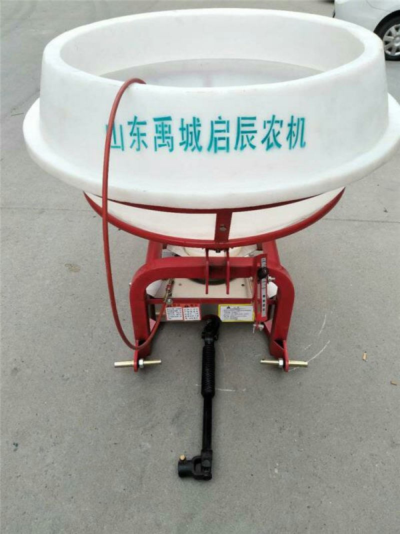 颗粒肥撒肥机，塑料桶撒肥机18-100马力带的搅拌撒肥