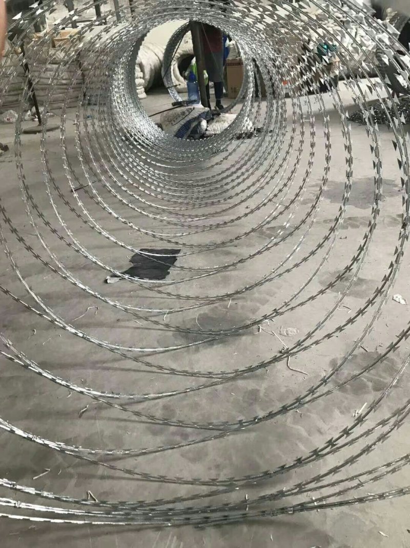 圈地围栏网铁丝网养殖网铁蒺藜防盗网