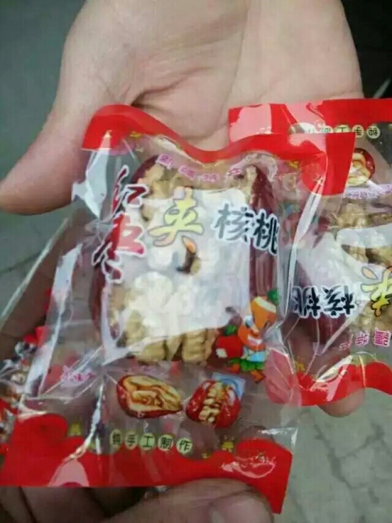 批发供应新疆骏枣夹核桃仁优等肉枣夹整个核桃超市零售热销