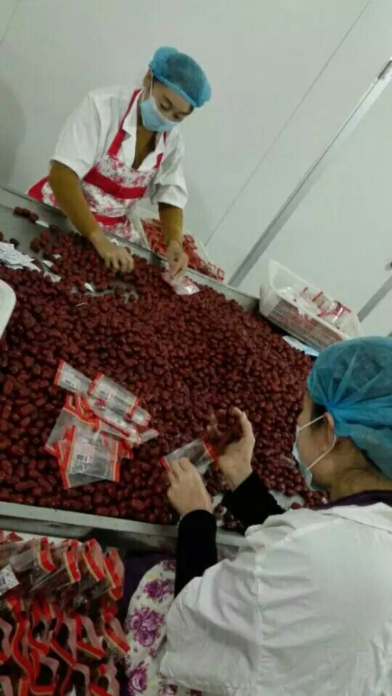 批发供应新疆骏枣夹核桃仁优等肉枣夹整个核桃超市零售热销