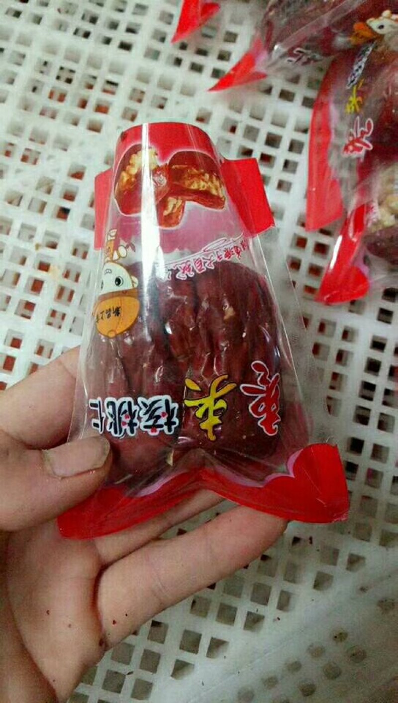批发供应新疆骏枣夹核桃仁优等肉枣夹整个核桃超市零售热销