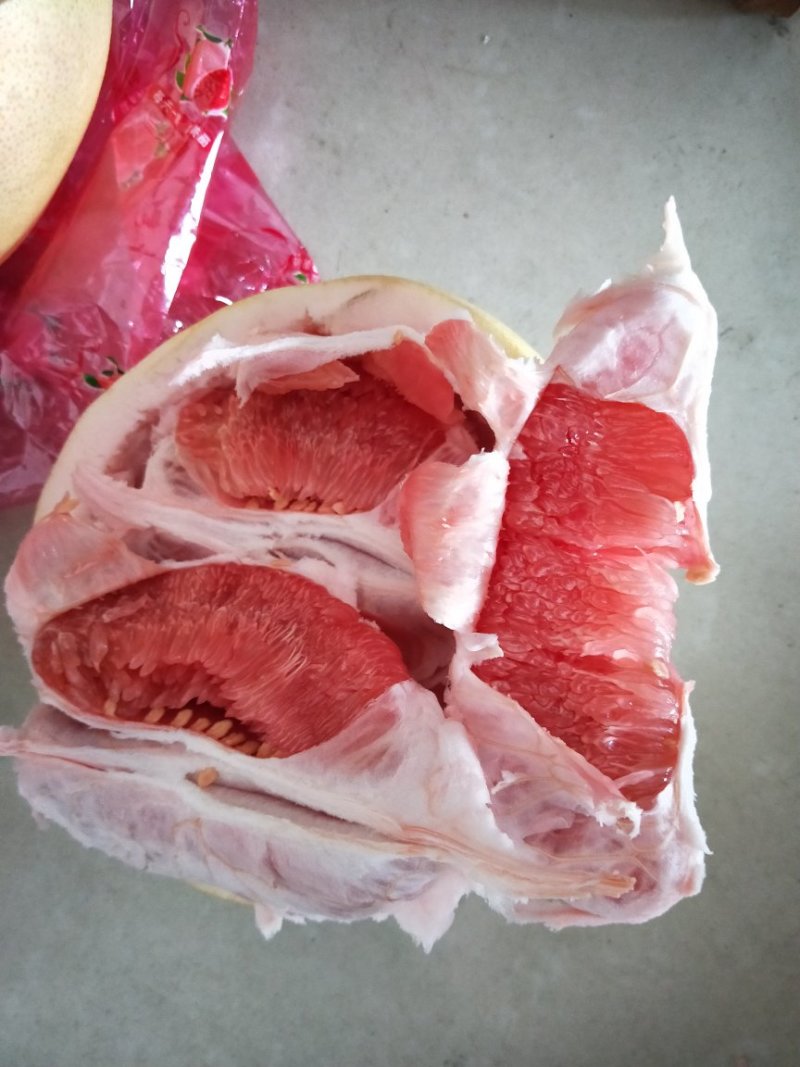 红心蜜柚，精品包装服务一条龙，果皮细腻，果肉鲜红，清甜！