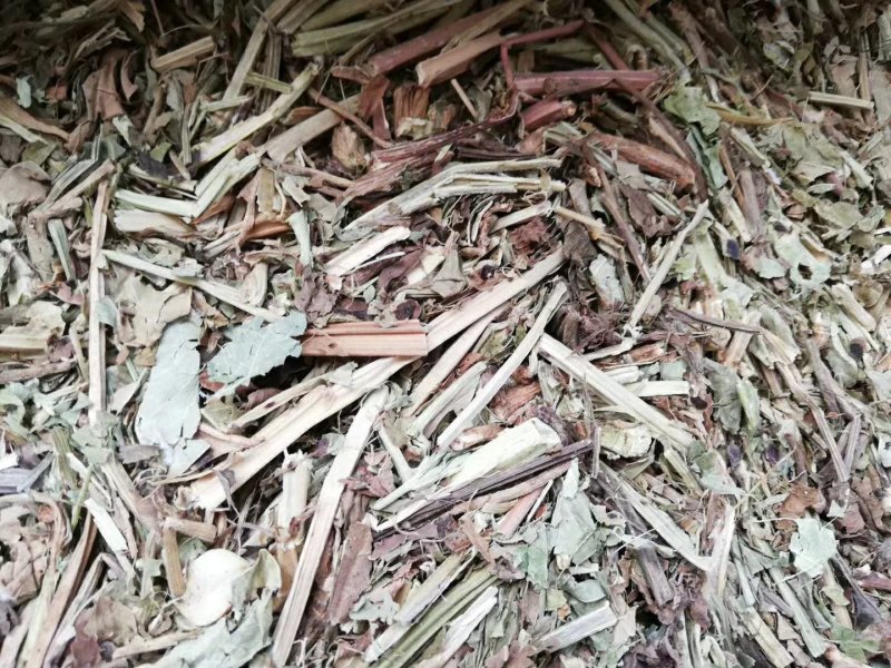 花生秧压块草，两次除土深加工包上车，全年供应