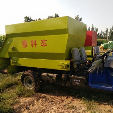 五立方柴油三轮撒料车，针对牛羊养殖户，节省时间