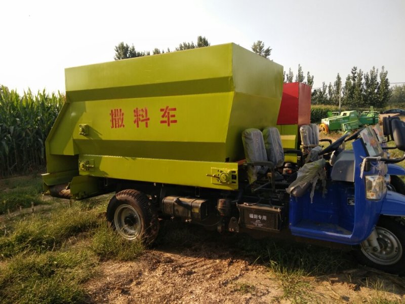 五立方柴油三轮撒料车，针对牛羊养殖户，节省时间