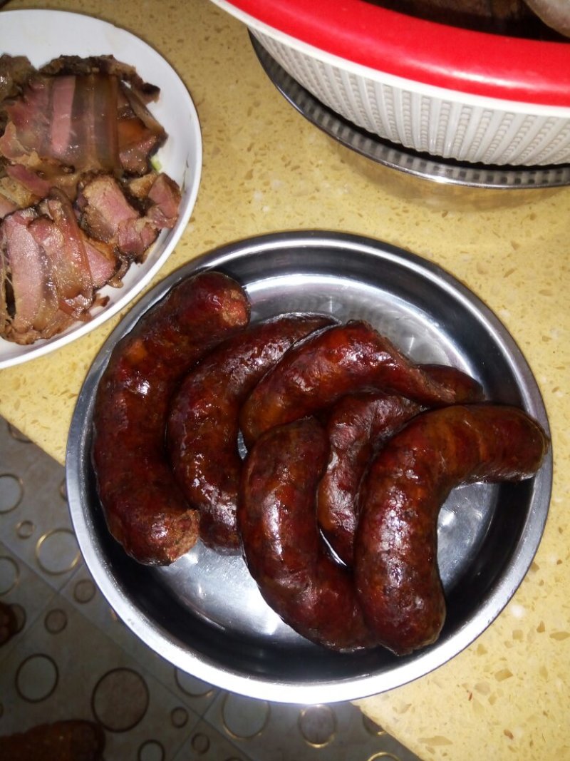 一年四季供应香肠腊肉。
