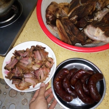 一年四季供应香肠腊肉。