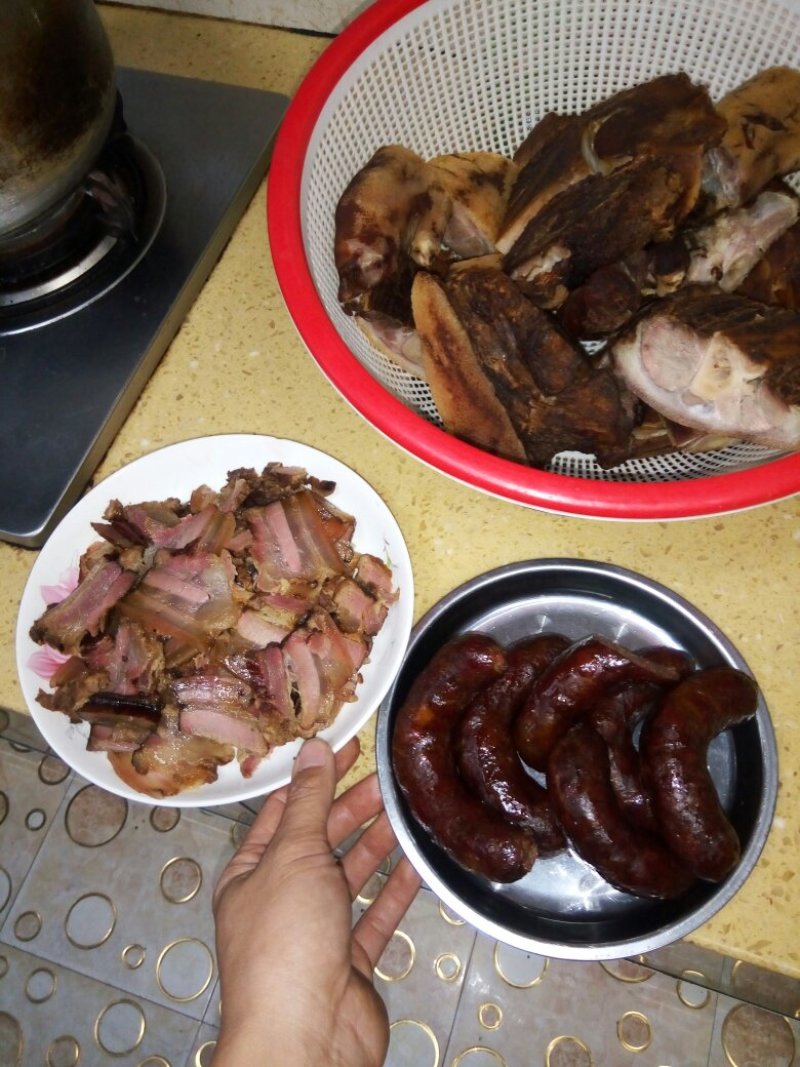 一年四季供应香肠腊肉。