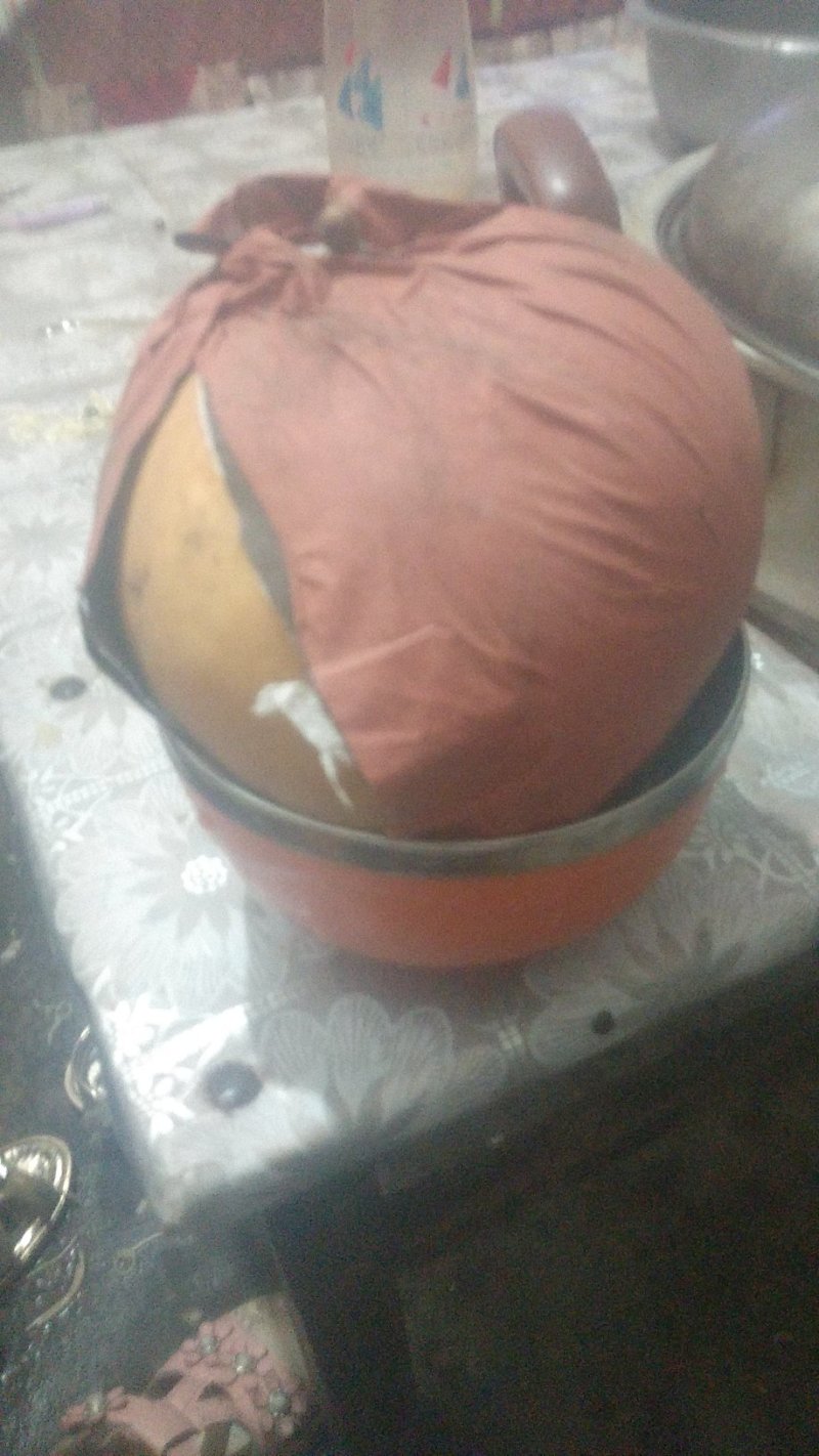 晚秋黄梨上市了，果大皮薄肉厚，香甜可口是中秋佳节的最佳礼