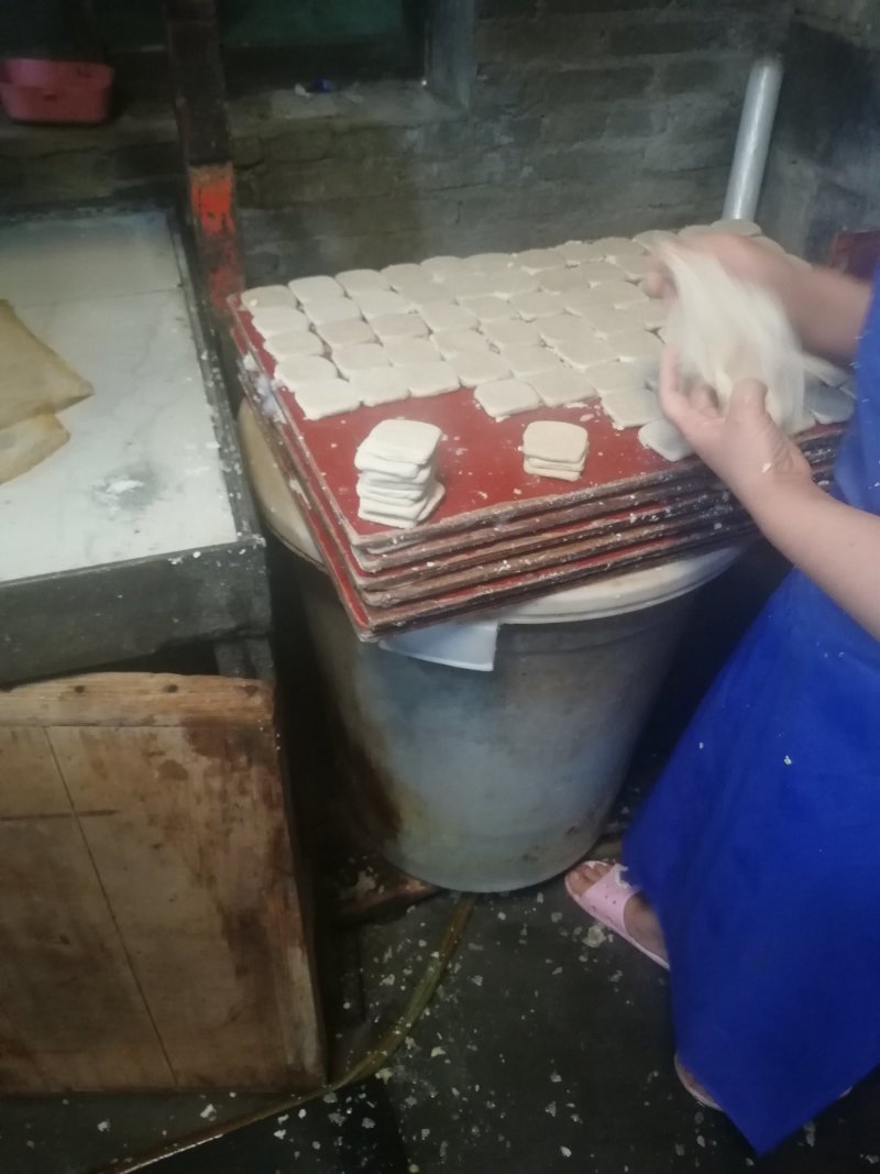 大方手撕豆腐;三天不吃豆腐干，走起路来打偏偏