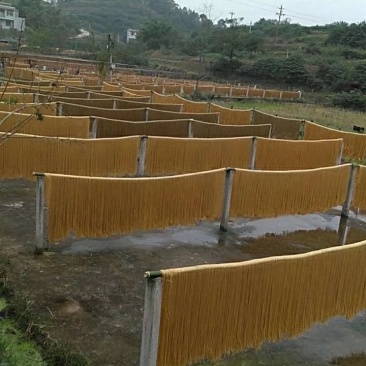 手工酸辣粉条、有大宽、中宽、细，井水制作无任何杂质。