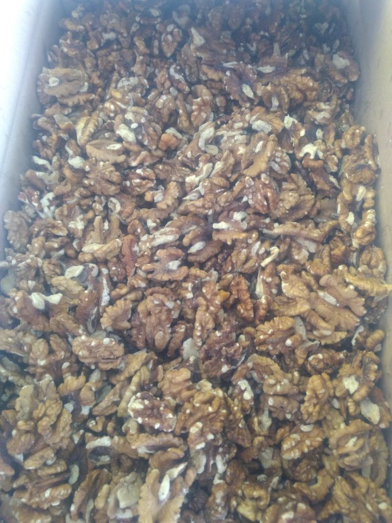 新疆薄皮核桃仁。特级。一级。二级各品种都有。现货350吨