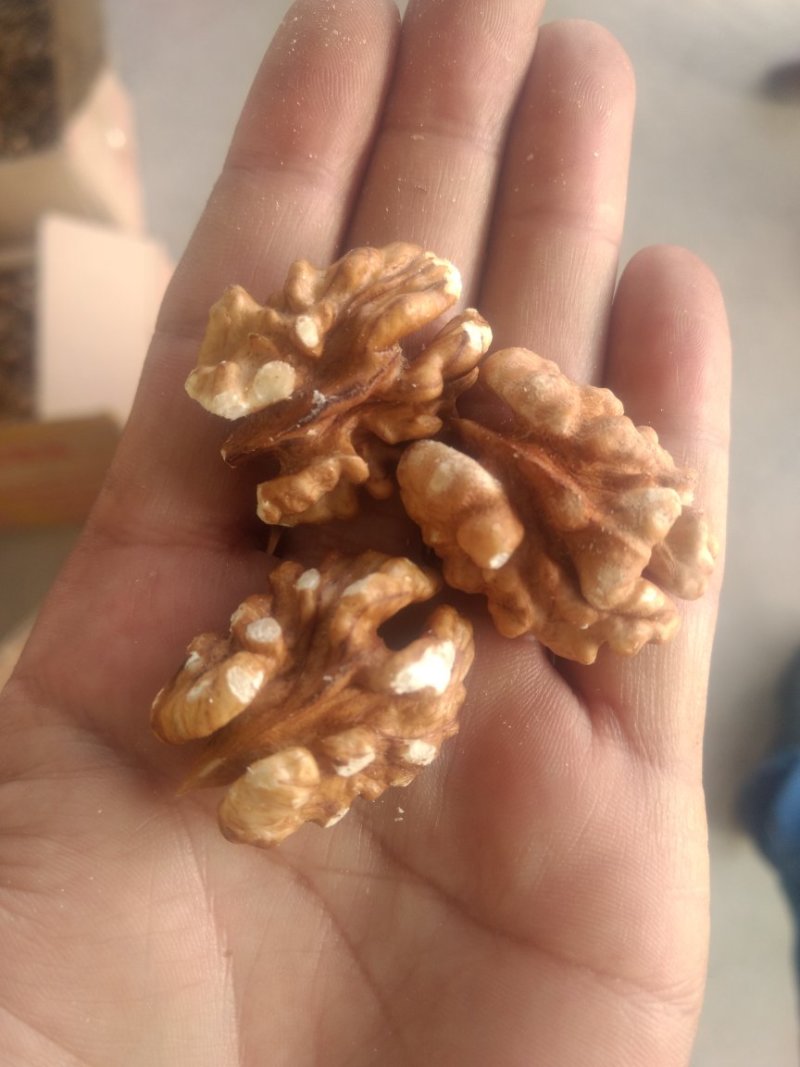 新疆薄皮核桃仁。特级。一级。二级各品种都有。现货350吨