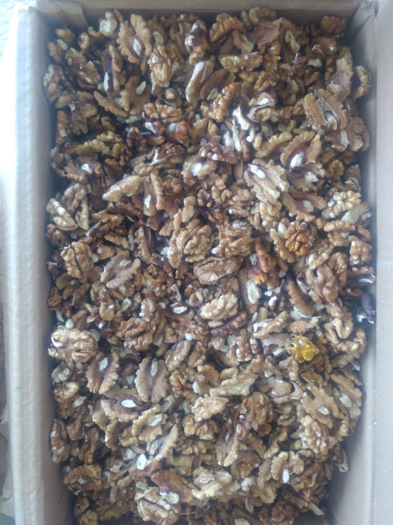 新疆薄皮核桃仁。特级。一级。二级各品种都有。现货350吨