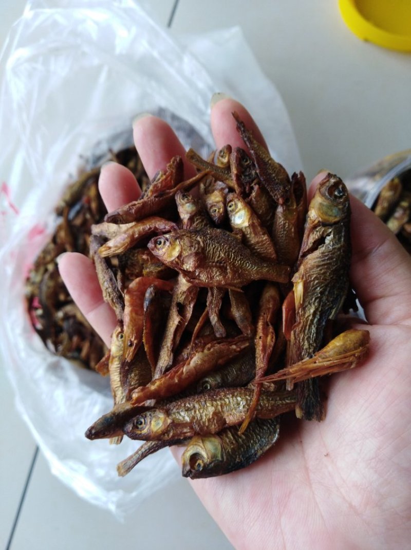 正宗农村自家鱼塘谷糠熏小干鱼，不好吃包退