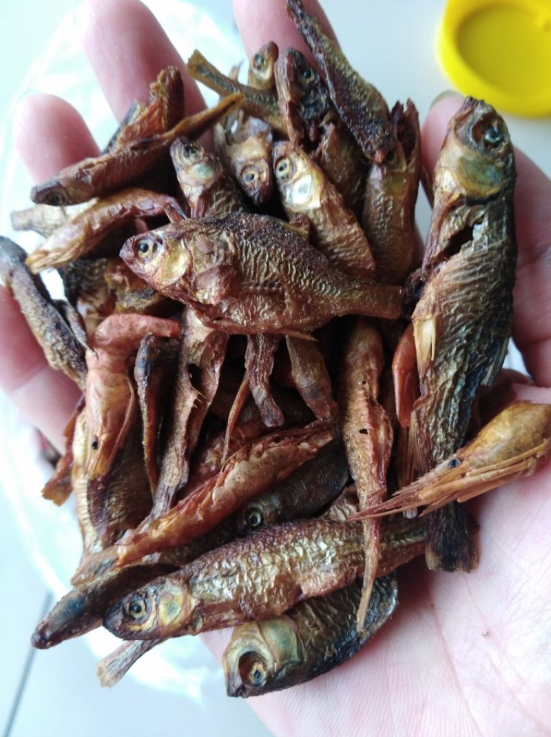 正宗农村自家鱼塘谷糠熏小干鱼，不好吃包退