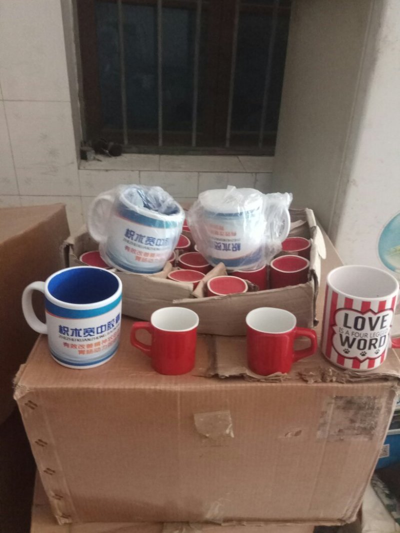 精品陶瓷水杯可拱超市商店。