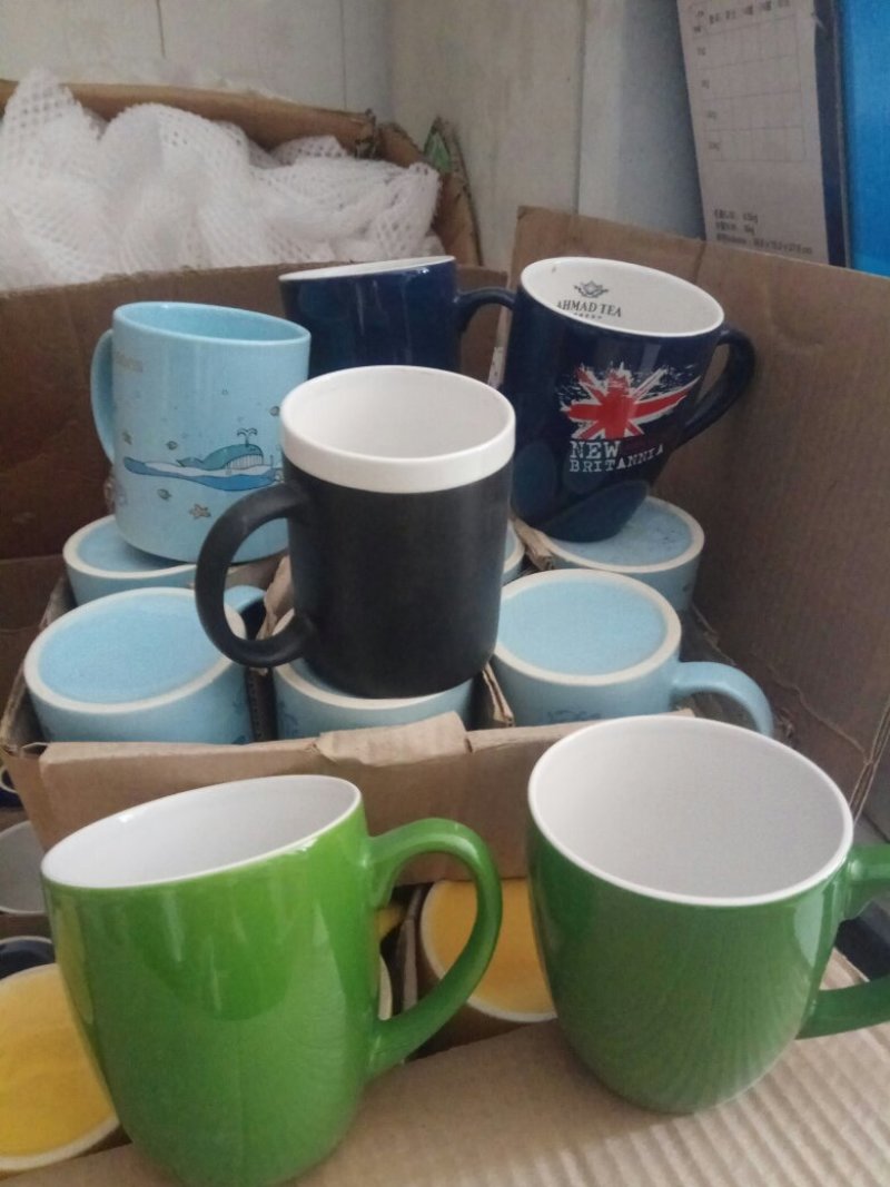 精品陶瓷水杯可拱超市商店。