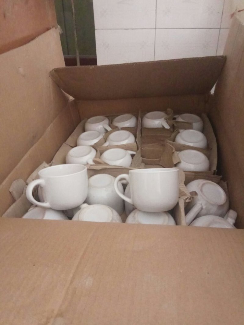 精品陶瓷水杯可拱超市商店。