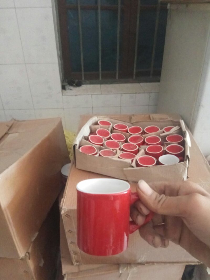 精品陶瓷水杯可拱超市商店。