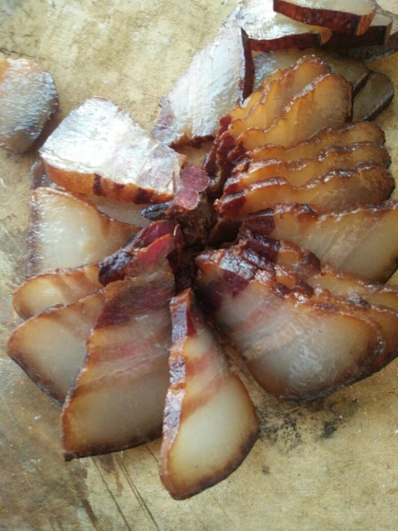 传统手工制作，无食品添加剂，用大米和茶子壳熏制长达一个月