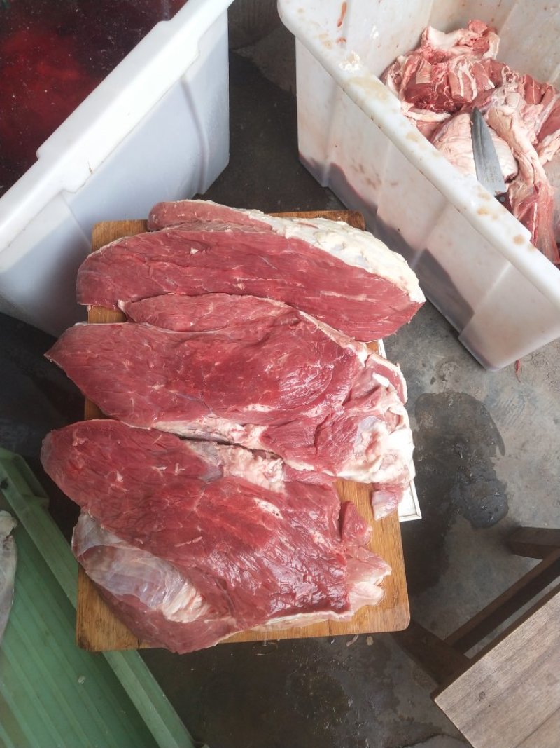 冷鲜牛腱子，牛后腿肉，半熟牛肚，冷鲜驴肉。
