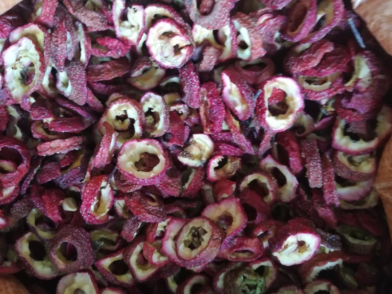 选用无公害优质山楂加工的，山楂片