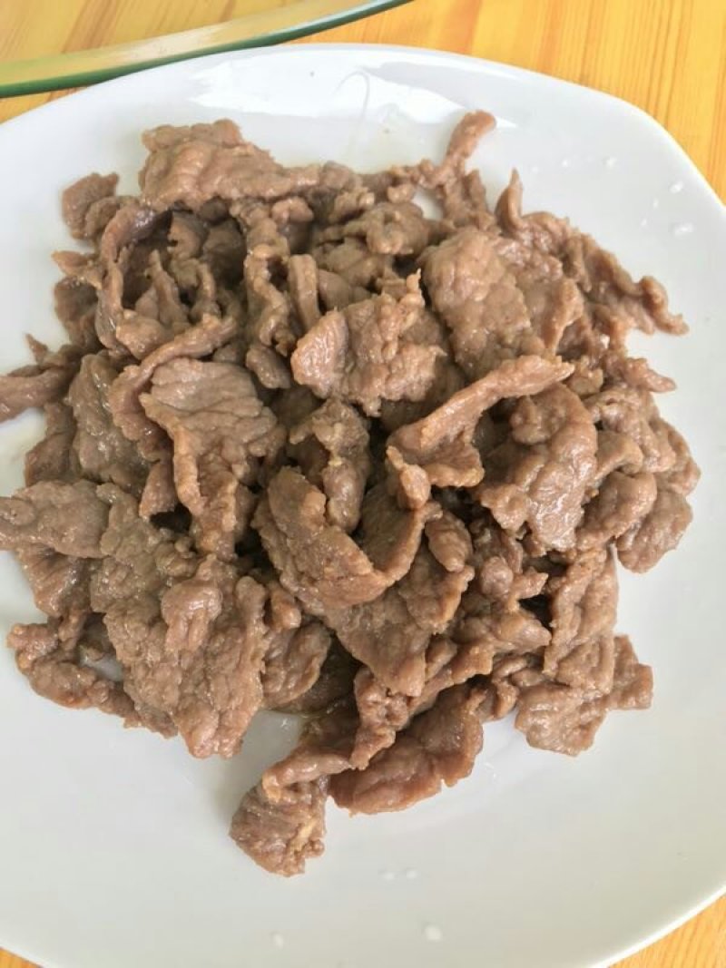 牛肉片，一般水煮牛肉片比较好，火锅也可以，免浆牛肉片