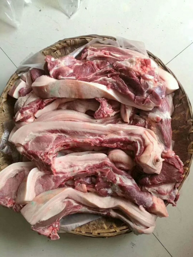 金寨农户自养黑毛猪🐷