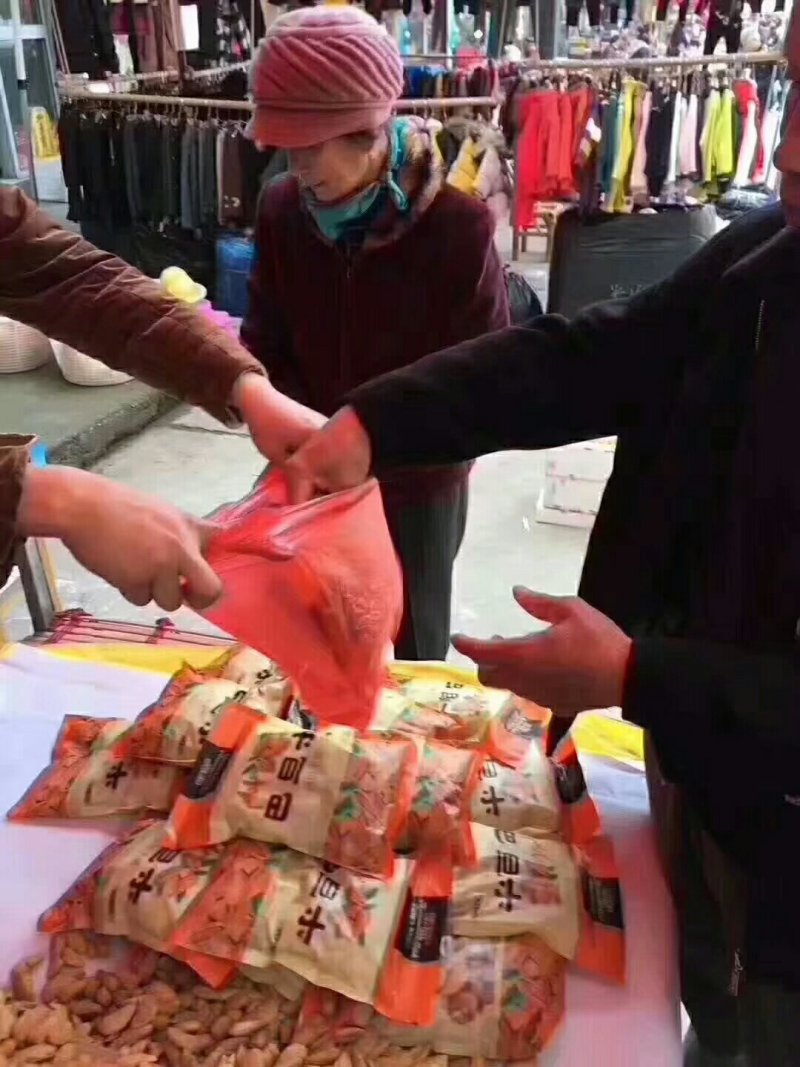 新疆野生手剥巴旦木