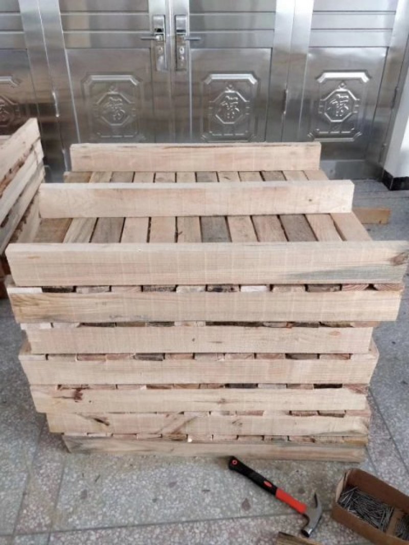 供应松木托盘。100cmx85cm。80元。各种规格可订