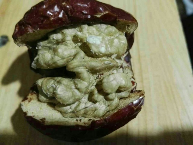 红枣夹核桃袋装1个！一箱15斤，一片装！优惠促销中！