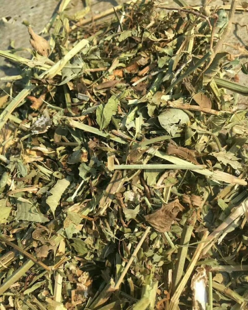 花生秧草粉、小麦秸秆、牛、羊、马、兔草料，过滚筒筛除尘