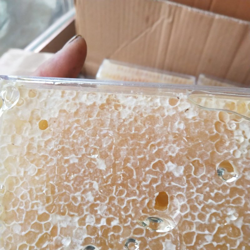 蜂巢蜜好蜂蜜看的见