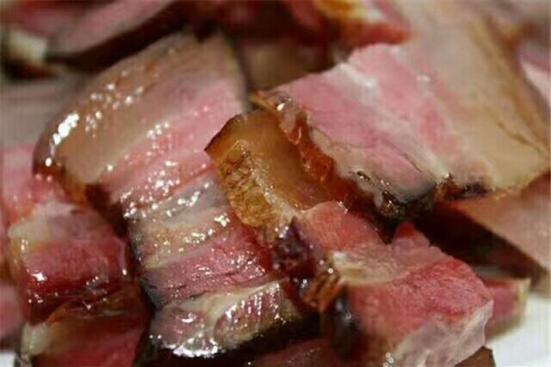 腊肉，香肠。