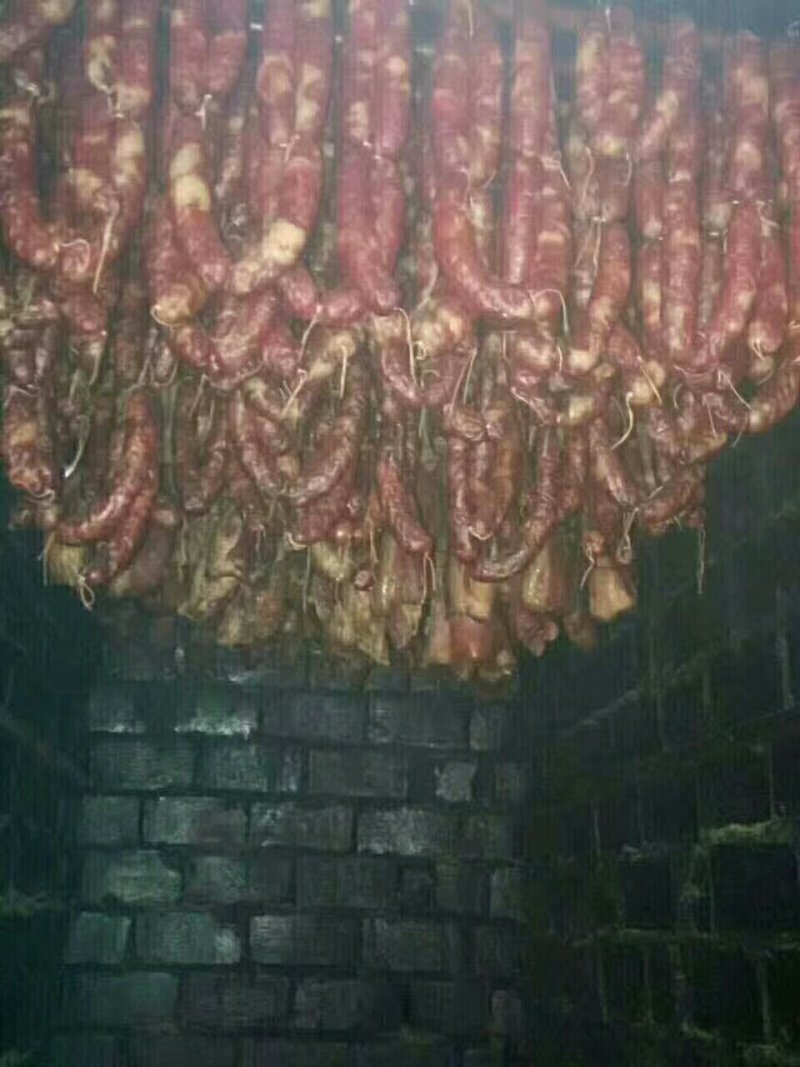 腊肉，香肠。