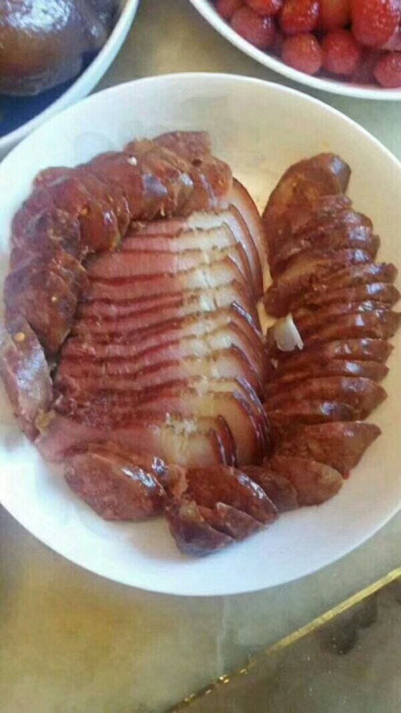 腊肉，香肠。