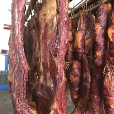 腊肉，香肠。