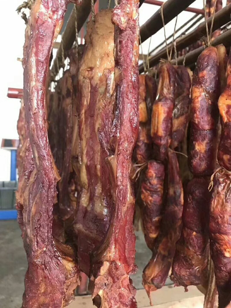 腊肉，香肠。