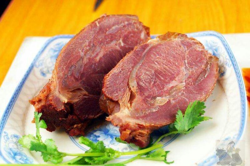 牛肉块个头大精修本色本味有五香加盐的，颜色可以定制