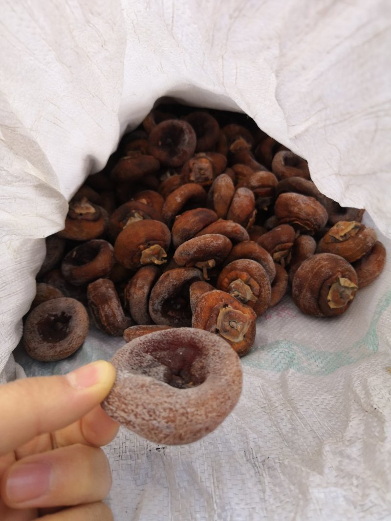 老树柿饼山西老树柿饼开始出霜了
