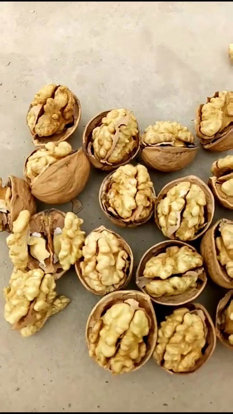 新疆185纸皮核桃是市面上皮最薄的！皮薄如纸，所以称之