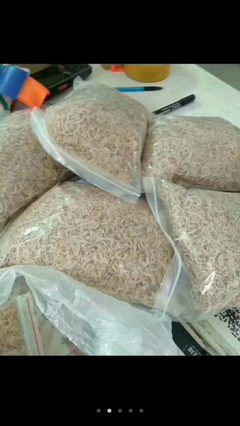 渔民自哂虾皮，天然无添加