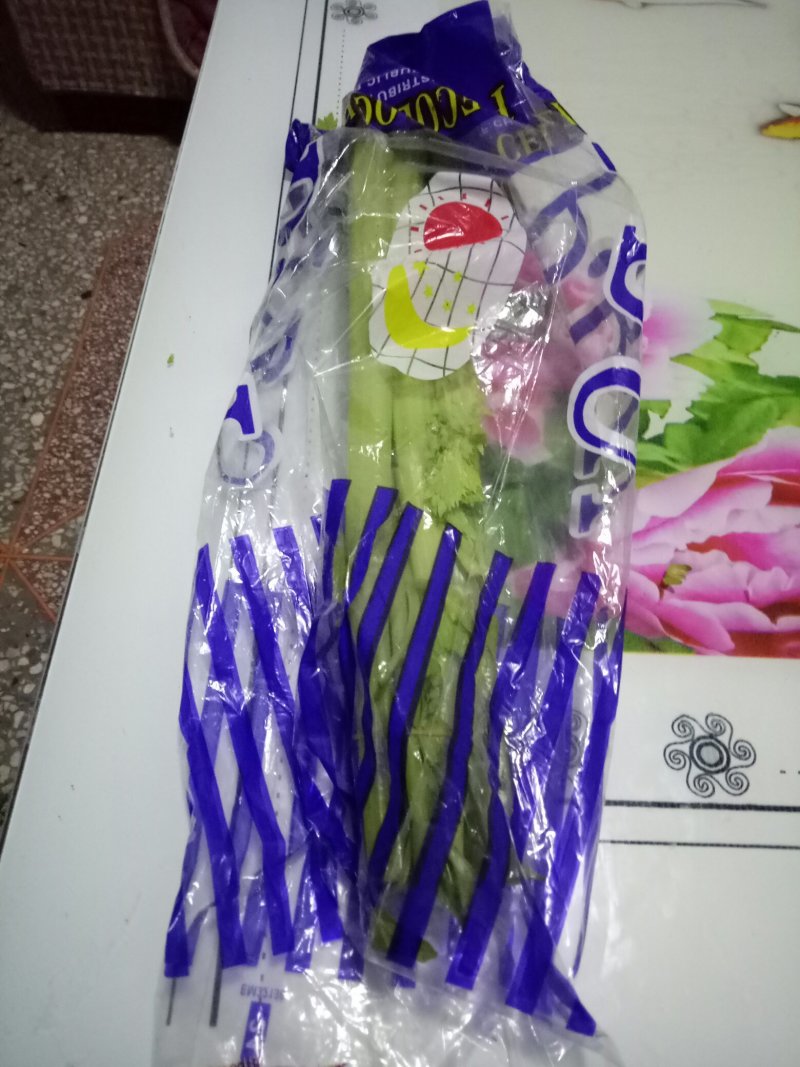 剁头西芹。70公分左右3毛。毛菜也同时大量上市中。