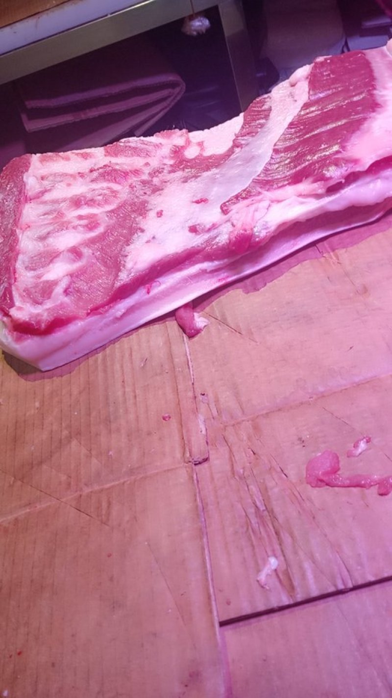 猪肉全场特价量大优惠。接受预定猪下水，猪头肉